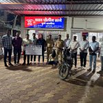 ‘मावशी, साप आला!’ म्हणत वृद्ध महिलेचे सोन्याचे दागिने हिसकावले यवत पोलिसांनी सराईत आरोपीला जेरबंद करून ६ ग्रॅम सोने केले परत; ९५ हजारांचा मुद्देमाल जप्त