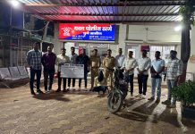 ‘मावशी, साप आला!’ म्हणत वृद्ध महिलेचे सोन्याचे दागिने हिसकावले यवत पोलिसांनी सराईत आरोपीला जेरबंद करून ६ ग्रॅम सोने केले परत; ९५ हजारांचा मुद्देमाल जप्त