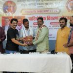 बीबीसी मराठीचे संपादक अभिजित कांबळे यांच्या हस्ते पत्रकार सुमित सोनवणे यांचा सन्मान, महात्मा फुले यांचे वाङ्मय प्रदान..