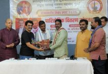 बीबीसी मराठीचे संपादक अभिजित कांबळे यांच्या हस्ते पत्रकार सुमित सोनवणे यांचा सन्मान, महात्मा फुले यांचे वाङ्मय प्रदान..